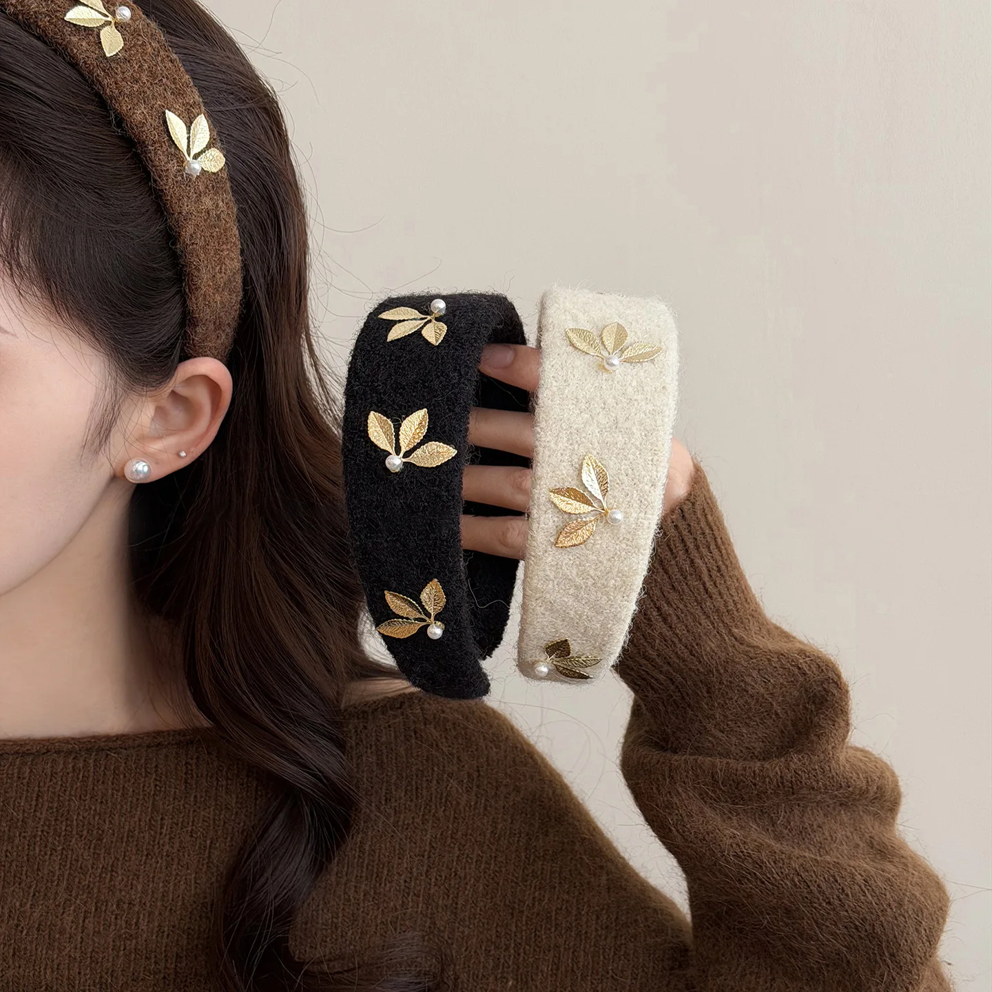 Модная женская широкая шерстяная повязка на голову в стиле ретро, элегантный аксессуар для волос с высокой короной
Модная женская широкая шерстяная повязка на голову в стиле ретро, элегантный аксессуар для волос с высокой короной