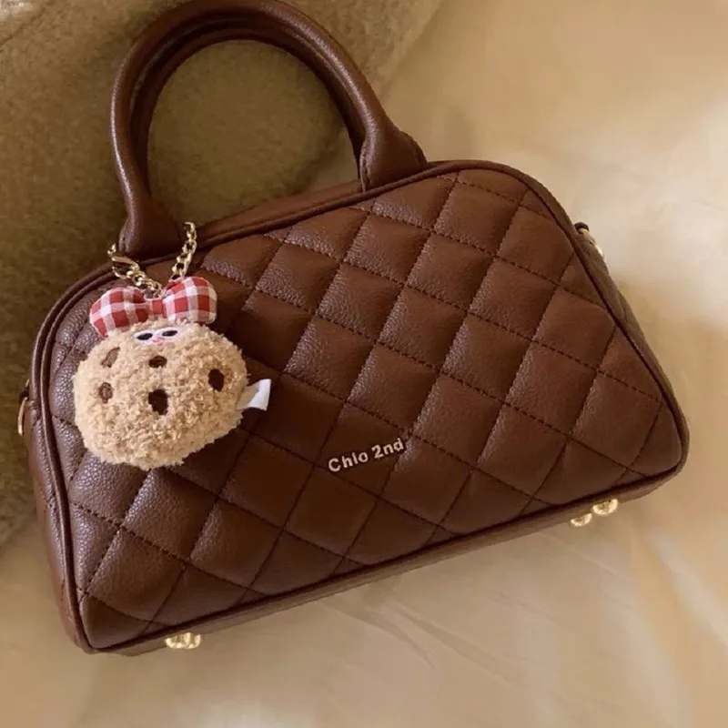 Southern Wind Chio2nd Boston Holiday Pillow Bag Autumn/Winter Diamond Grid Handbag Women's Single Shoulder Crossbody Bag
Southern Wind Chio2nd Boston Holiday Pillow Bag Autumn/Winter Diamond Grid Handbag Women's Single Shoulder Crossbody Bag