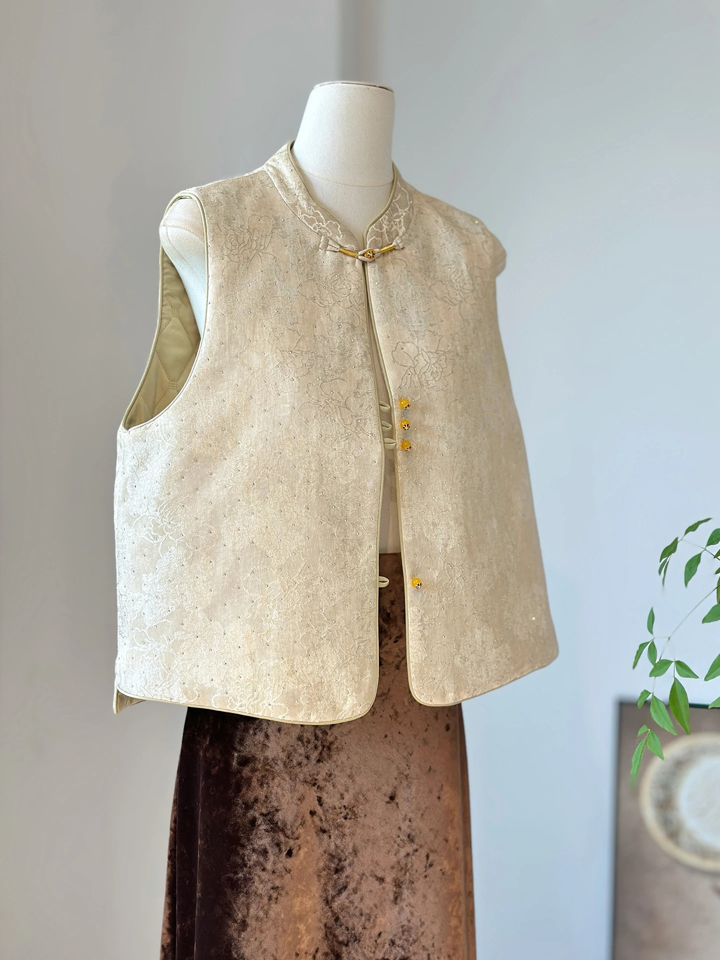New Chinese Style Stand-up Collar Jacquard Quilted Vest for Women Autumn and Winter Young Improve Suit Daily Outer
New Chinese Style Stand-up Collar Jacquard Quilted Vest for Women Autumn and Winter Young Improve Suit Daily Outer