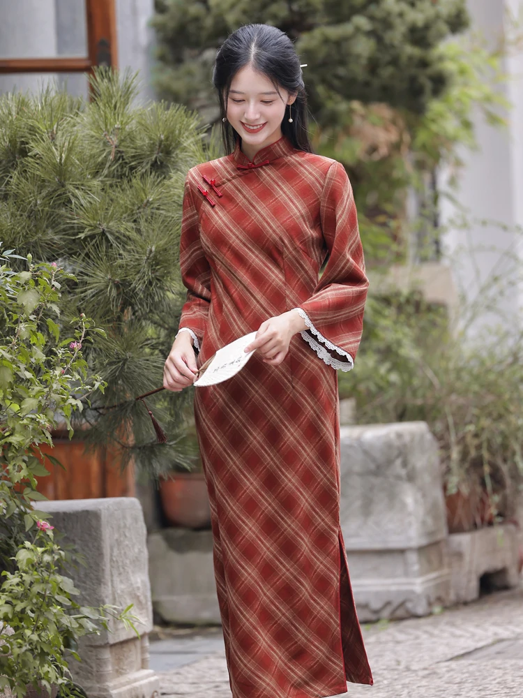 Красное хлопковое платье-ципао с длинным рукавом, облегающее, в винтажном стиле, миди, для повседневной носки, из комфортной ткани
Красное хлопковое платье-ципао с длинным рукавом, облегающее, в винтажном стиле, миди, для повседневной носки, из комфортной ткани