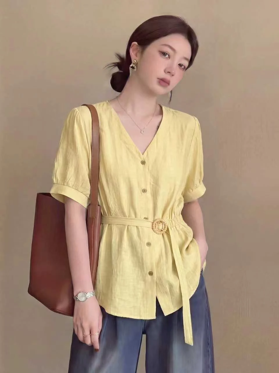 plus Size Summer Sexy V-Neck Elegant Commute Loose Meat Conceal Slimming Waist Belt Short Sleeve Top Women's Shirt
plus Size Summer Sexy V-Neck Elegant Commute Loose Meat Conceal Slimming Waist Belt Short Sleeve Top Women's Shirt