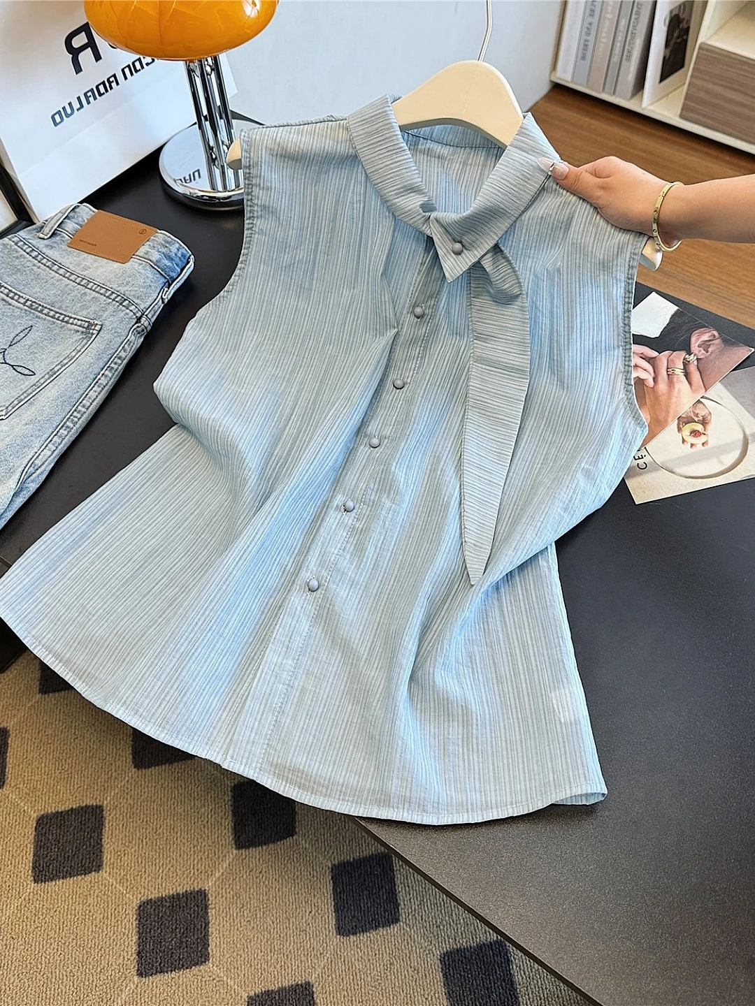 Korean Design Sensation Sleeveless Stripe Loose Slimming Commute Shirt Women's Summer New Style Cotton 100% Open Cardigan
Korean Design Sensation Sleeveless Stripe Loose Slimming Commute Shirt Women's Summer New Style Cotton 100% Open Cardigan