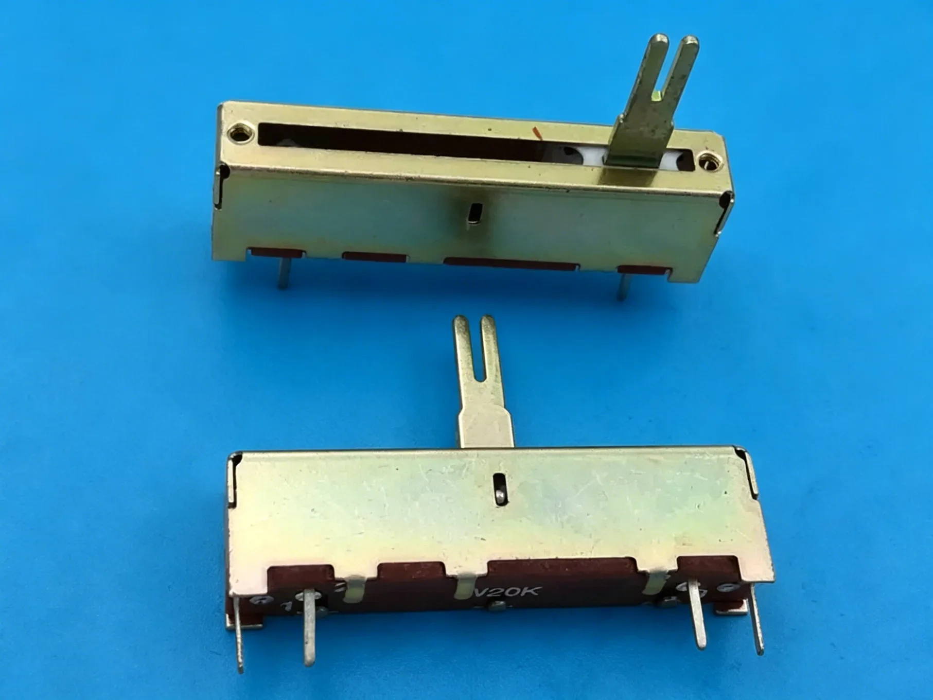 Original new 100% 45MM pusher single potentiometer with midpoint RA306C W20K-15/CC RA306C-21-15F1-4B20K-C (SWITCH)
Original new 100% 45MM pusher single potentiometer with midpoint RA306C W20K-15/CC RA306C-21-15F1-4B20K-C (SWITCH)