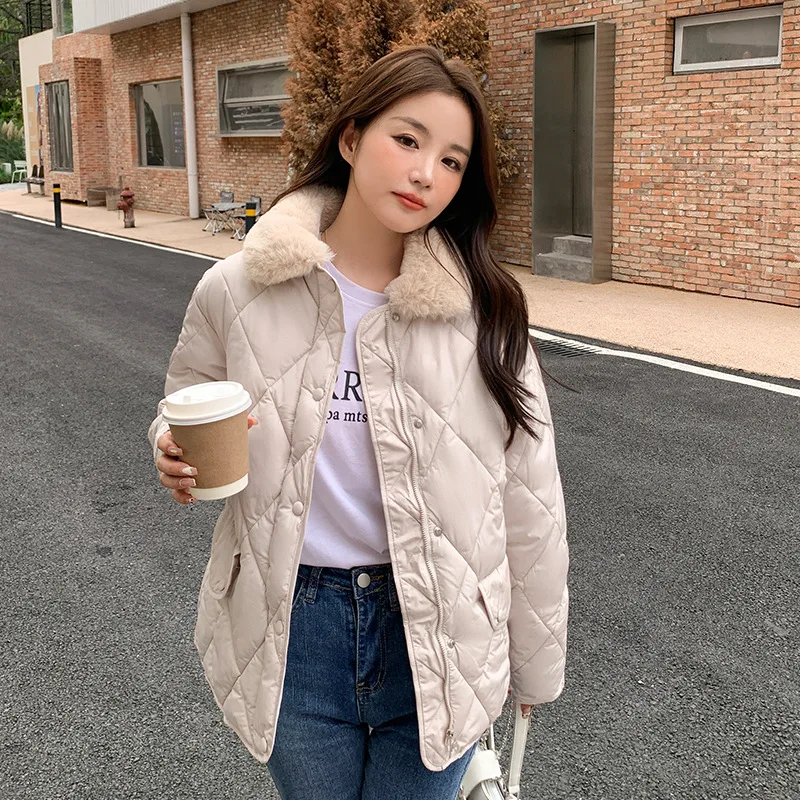 Short Cotton Jacket Women Winter Lamb 100% Wool Lapel Warm Fashion Coat 2025 New Female Loose Jacket
Short Cotton Jacket Women Winter Lamb 100% Wool Lapel Warm Fashion Coat 2025 New Female Loose Jacket