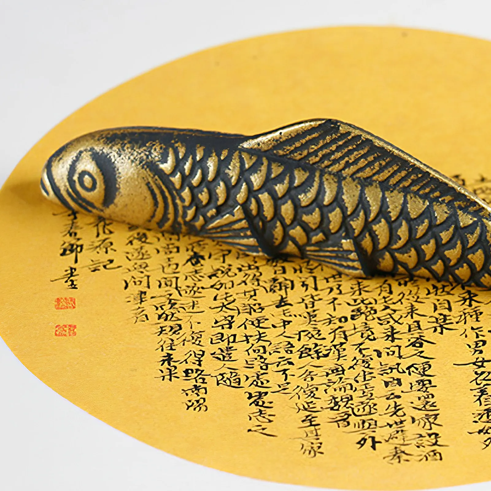 Декоративный пресс-папье в китайском стиле из чугуна в форме карпа для каллиграфии и фиксации документов на рабочем столе
Декоративный пресс-папье в китайском стиле из чугуна в форме карпа для каллиграфии и фиксации документов на рабочем столе