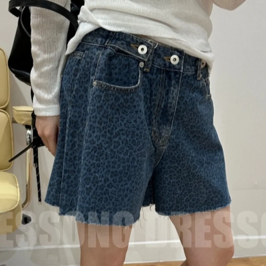 Женские повседневные брюки с леопардовым принтом в стиле ретро, модные милые крутые джинсовые шорты Y2K для пикантных девушек
Женские повседневные брюки с леопардовым принтом в стиле ретро, модные милые крутые джинсовые шорты Y2K для пикантных девушек