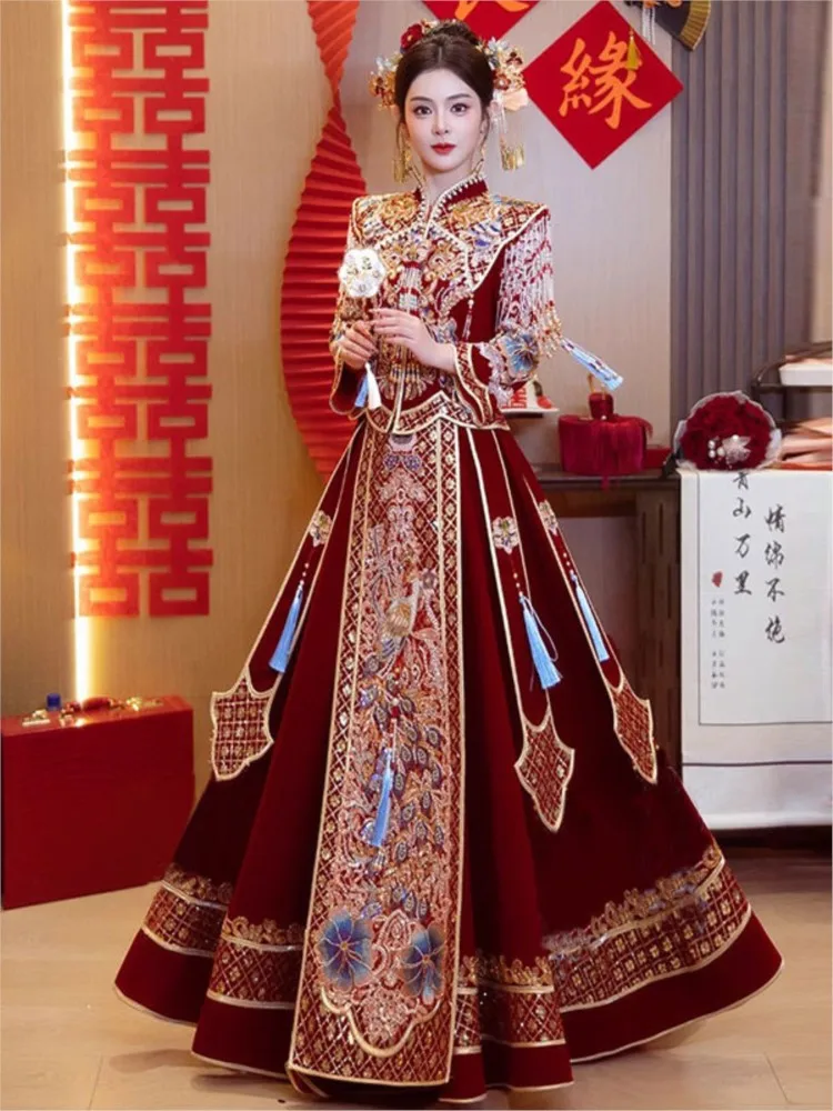 New Chinese-style large-sized wedding dress featuring a phoenix crown red robe and dragon gown
New Chinese-style large-sized wedding dress featuring a phoenix crown red robe and dragon gown
