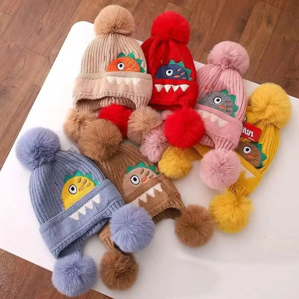 Cute Cartoon Dinosaur Knitted Hats Ear Protection Fur Ball Woolen Hat Fleece Lining with Earflap Toddler Bonnet Hats Winter
Cute Cartoon Dinosaur Knitted Hats Ear Protection Fur Ball Woolen Hat Fleece Lining with Earflap Toddler Bonnet Hats Winter