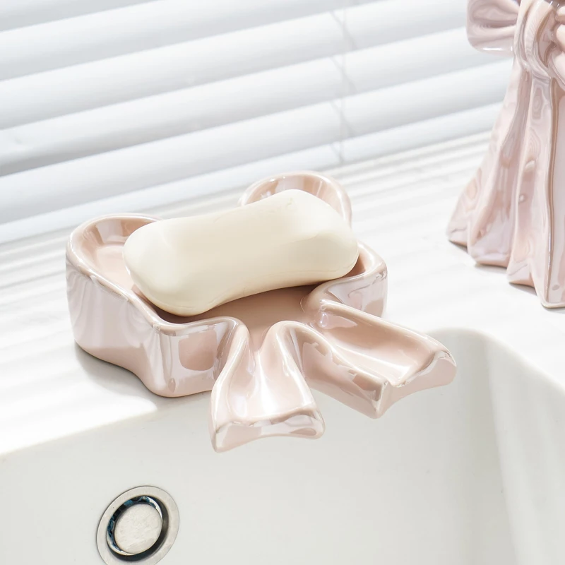 Креативная керамическая мыльница, легкая роскошная милая мыльница в форме банта, принадлежности для домашней ванной комнаты и кухни, стеллаж для хранения в ванной комнате, 1 шт.
Креативная керамическая мыльница, легкая роскошная милая мыльница в форме банта, принадлежности для домашней ванной комнаты и кухни, стеллаж для хранения в ванной комнате, 1 шт.