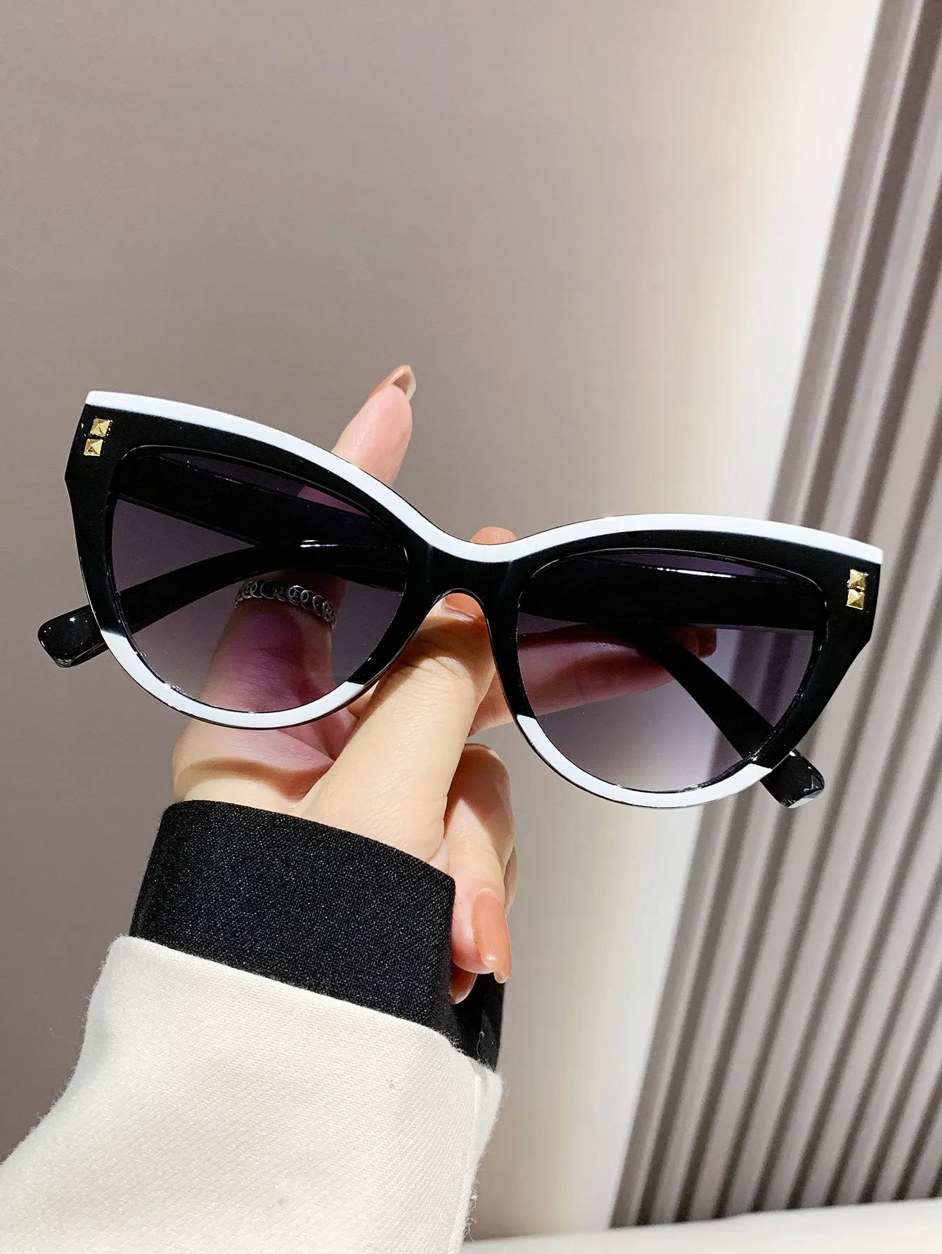 1Pc Women's Retro Cat Eye Sunglasses, Black & White Plastic Frame UV400 Shades For Summer Beach
1Pc Women's Retro Cat Eye Sunglasses, Black & White Plastic Frame UV400 Shades For Summer Beach