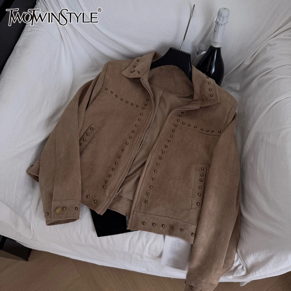 TWOTWINSTYLE однотонные винтажные байкерские куртки для женщин с лацканами и длинными рукавами, осенняя замшевая теплая шикарная куртка, женская модная новинка KJA549920
TWOTWINSTYLE однотонные винтажные байкерские куртки для женщин с лацканами и длинными рукавами, осенняя замшевая теплая шикарная куртка, женская модная новинка KJA549920