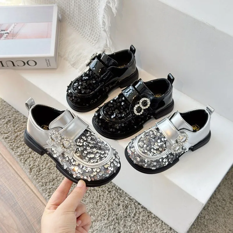 2025 New Fashion Designer Sequined Soft Soled Casual Girls Leather Shoes Lovely Versatile Party Dresses Princess Leather Shoes
2025 New Fashion Designer Sequined Soft Soled Casual Girls Leather Shoes Lovely Versatile Party Dresses Princess Leather Shoes