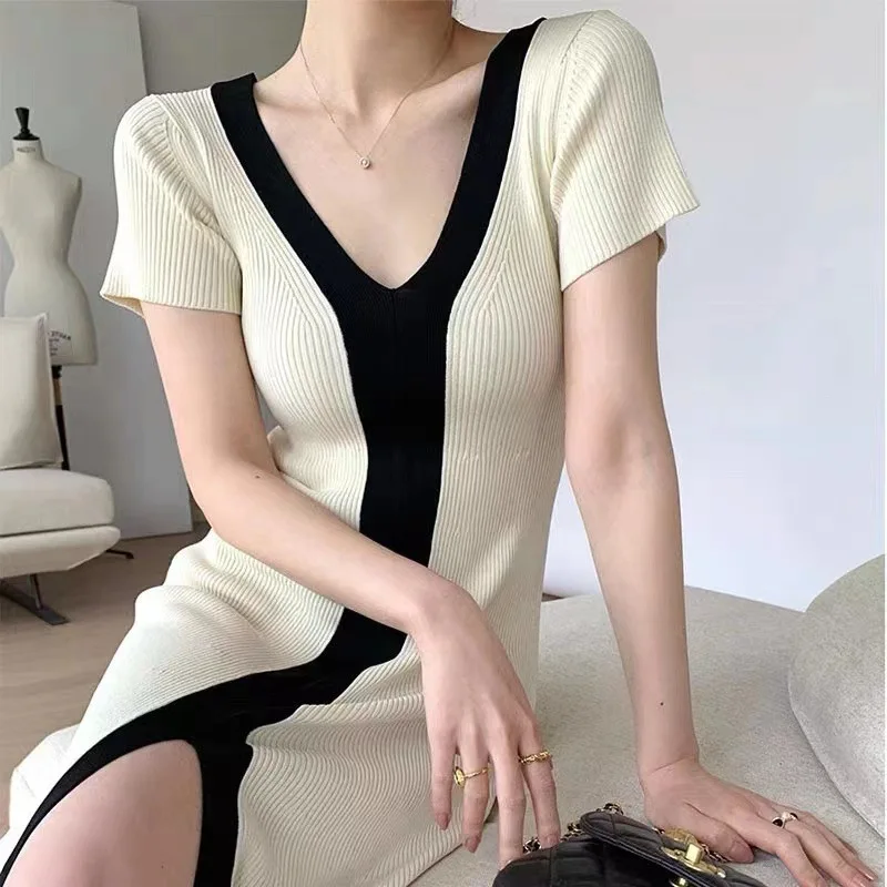 Summer Japanese New V-neck Slim Long Black and White Contrast Knitted Dress for Women
Summer Japanese New V-neck Slim Long Black and White Contrast Knitted Dress for Women