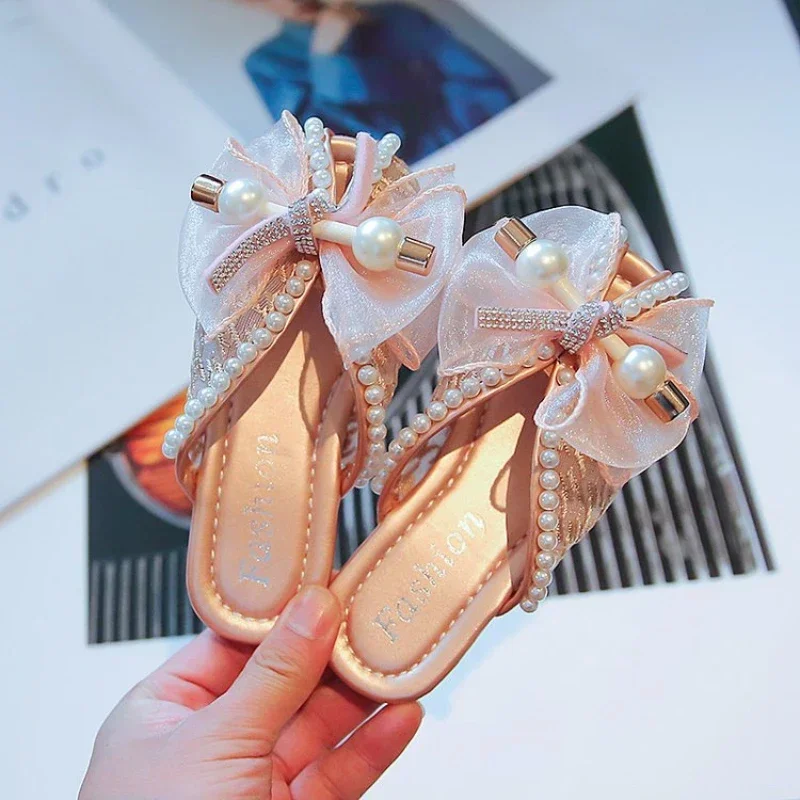 Тапочки детские с бантом и жемчугом, милые модные туфли на плоской подошве, роскошные стильные дышащие уличные шитья с круглым носком для девочек
Тапочки детские с бантом и жемчугом, милые модные туфли на плоской подошве, роскошные стильные дышащие уличные шитья с круглым носком для девочек