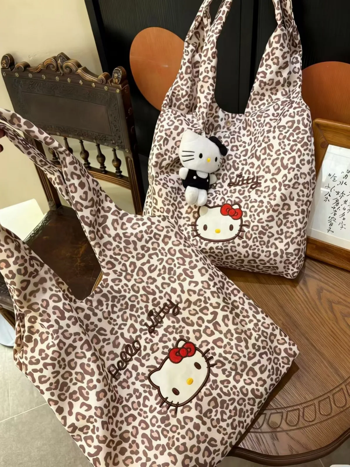 New Style Hello Kitty Leopard Print Canvas Bag Storage Bag Cute and Versatile Handbag Large Capacity Student Messenger Bag Gift
New Style Hello Kitty Leopard Print Canvas Bag Storage Bag Cute and Versatile Handbag Large Capacity Student Messenger Bag Gift