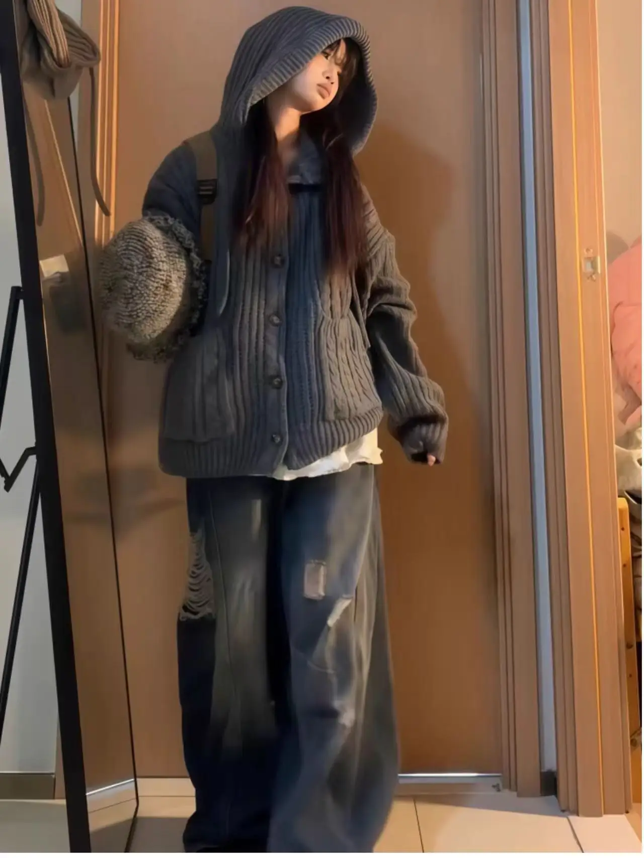 Вязаный кардиган-свитер женский осенне-зимний, свободный, модный, с открытыми плечами, вязаная верхняя одежда
Вязаный кардиган-свитер женский осенне-зимний, свободный, модный, с открытыми плечами, вязаная верхняя одежда