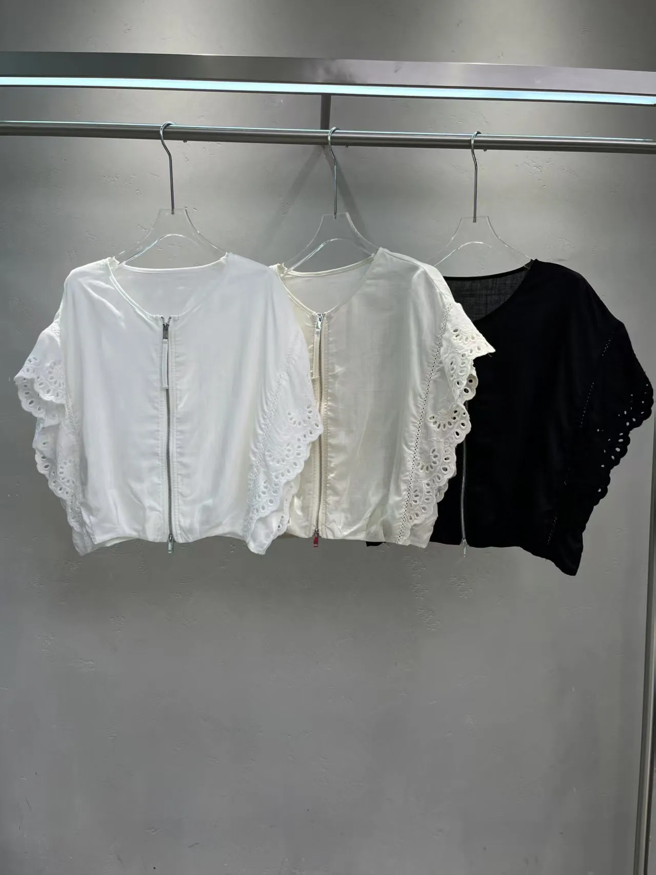 Casual Loose Women's Short Sleeve Lace Hollow out Shirt Zipper Design Summer 2026 Fashion Trend Unique Design Sensation
Casual Loose Women's Short Sleeve Lace Hollow out Shirt Zipper Design Summer 2026 Fashion Trend Unique Design Sensation