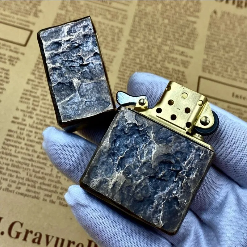 Zorro 912S Unmarked Heavy Armor Flat Head Hand Carved Old 6-sided Rock Pattern Kerosen Lighter Gadgets for Men Lighters Smoking
Zorro 912S Unmarked Heavy Armor Flat Head Hand Carved Old 6-sided Rock Pattern Kerosen Lighter Gadgets for Men Lighters Smoking