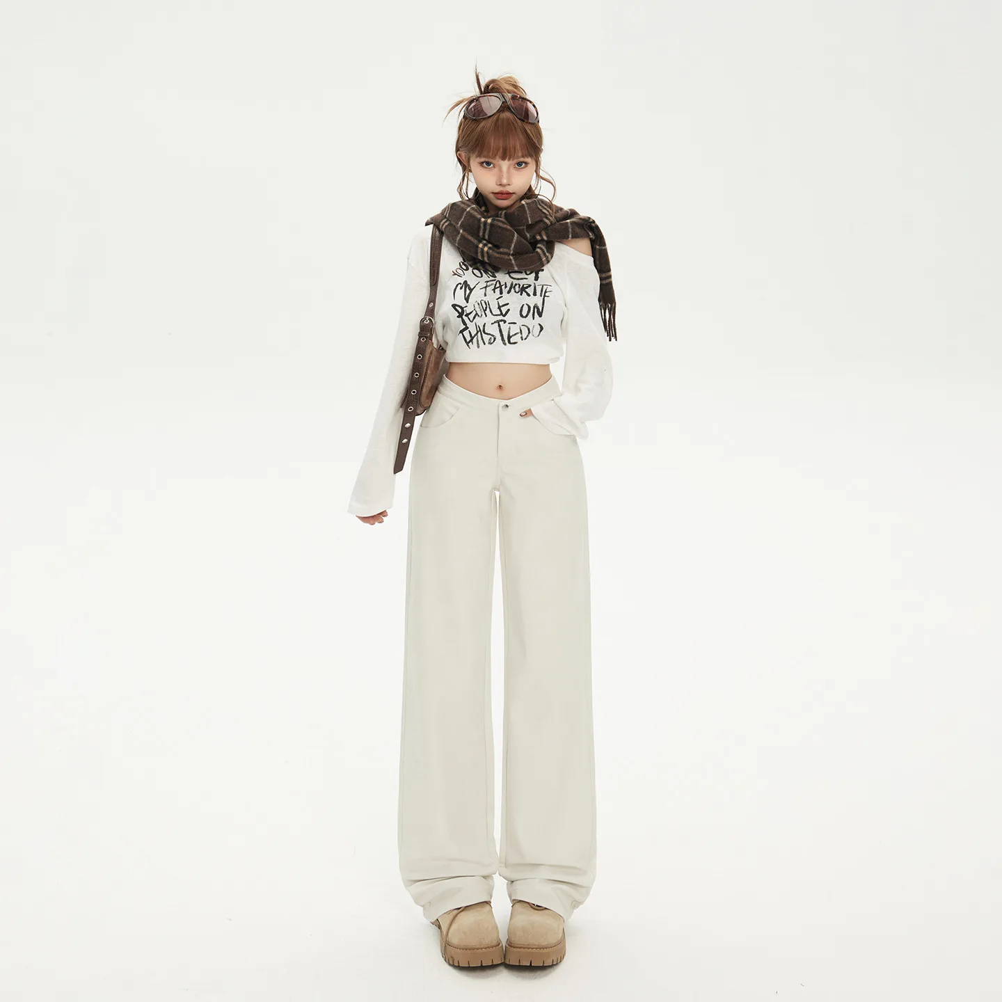 Белые широкие прямые брюки из искусственной кожи для женщин, элегантные свободные брюки с эффектом стройности, высококачественный дизайн.
Белые широкие прямые брюки из искусственной кожи для женщин, элегантные свободные брюки с эффектом стройности, высококачественный дизайн.