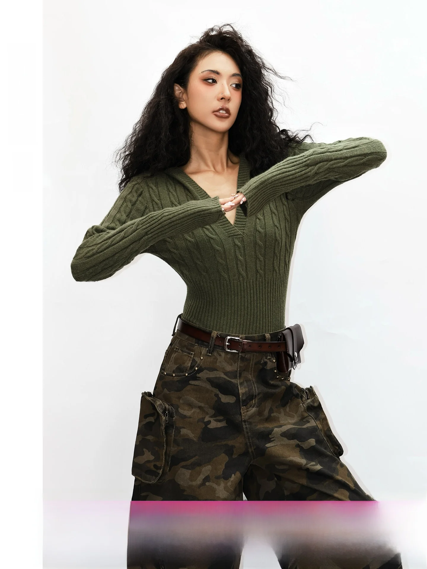 Warm Deep V Neck Hooded Twisted Knit Sweater American Retro Color Yikukuu Commuter Style Slim Fit Long Sleeve Autumn Wear
Warm Deep V Neck Hooded Twisted Knit Sweater American Retro Color Yikukuu Commuter Style Slim Fit Long Sleeve Autumn Wear