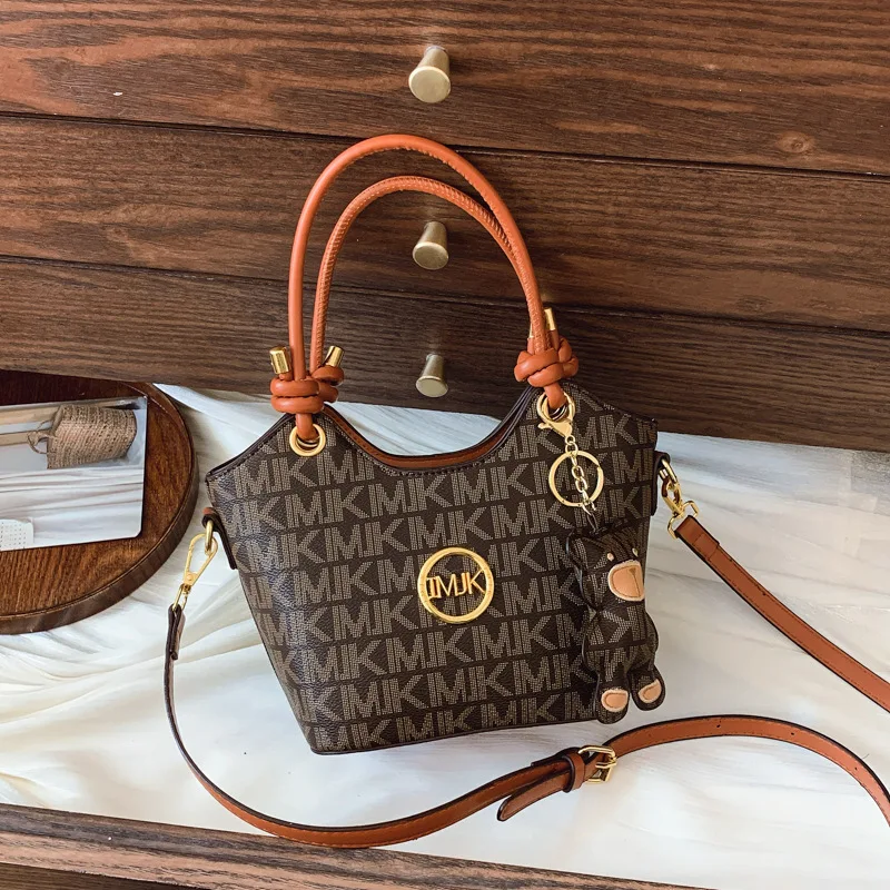 Легкая роскошная универсальная сумка-мешок - зима 2026, хит продаж, высококачественная дизайнерская женская модная сумка через плечо
Легкая роскошная универсальная сумка-мешок - зима 2026, хит продаж, высококачественная дизайнерская женская модная сумка через плечо