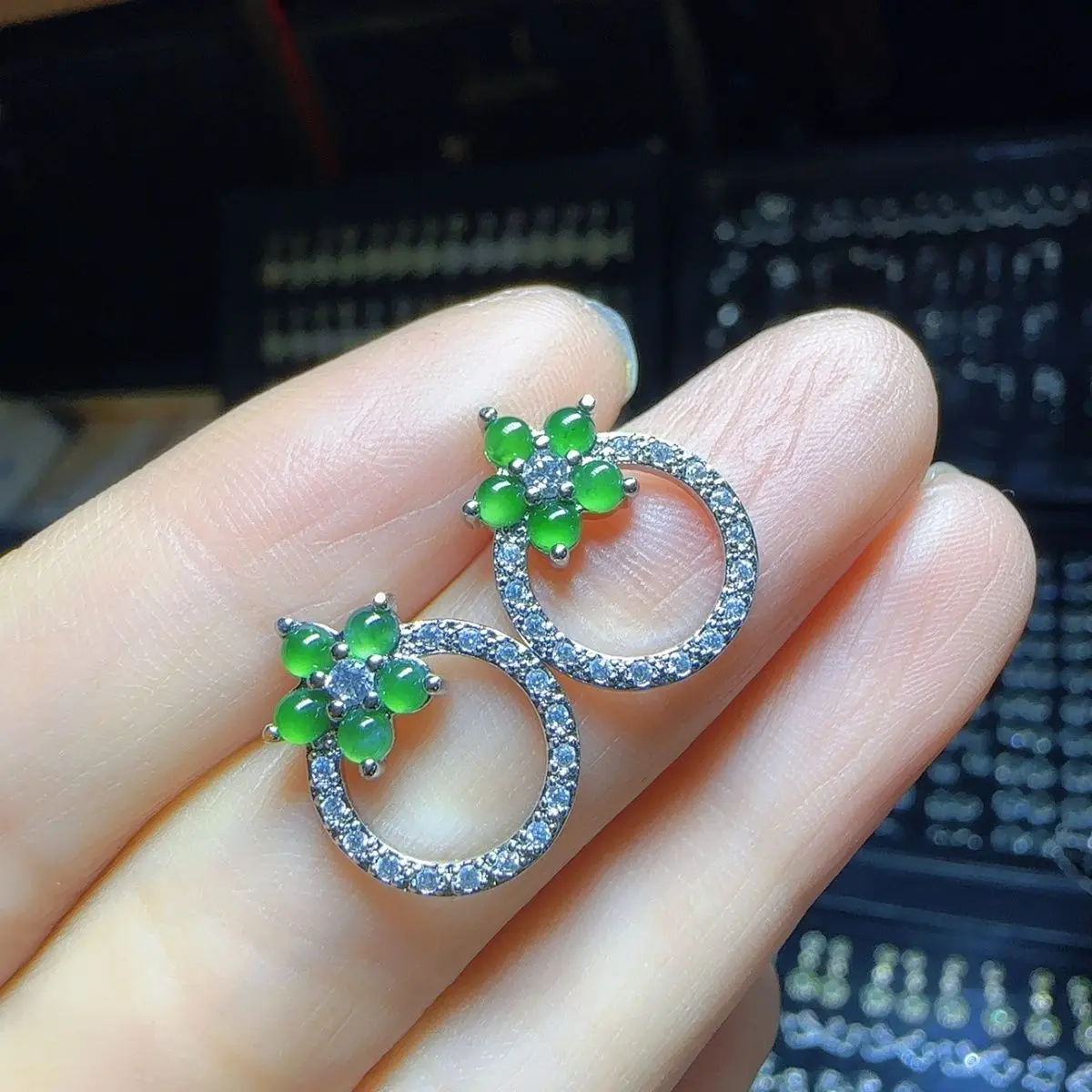 Natural A jadeite ice green donut flower stud earrings and pendants (choose one of the best in diversity)
Natural A jadeite ice green donut flower stud earrings and pendants (choose one of the best in diversity)