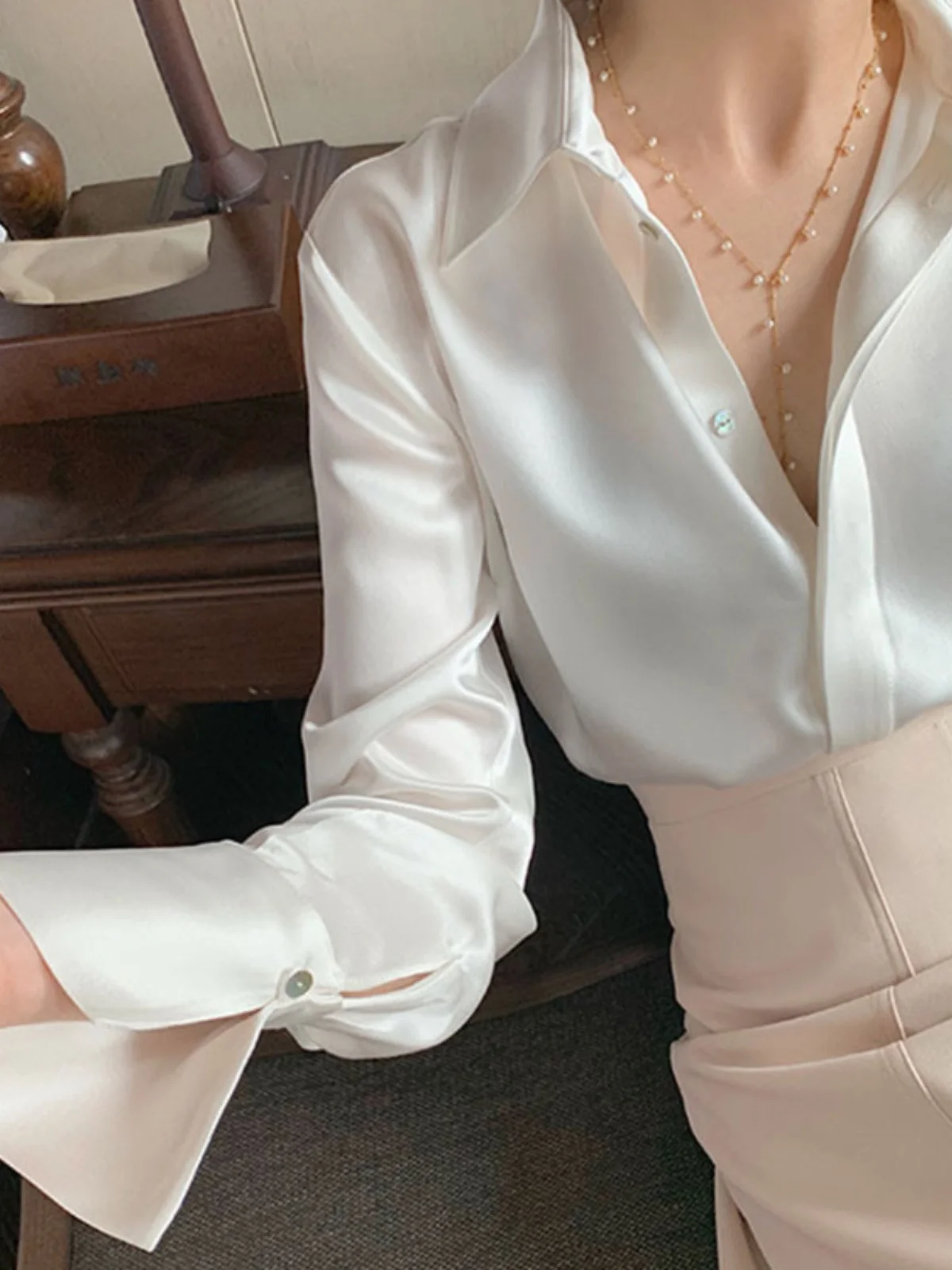 Женская премиум-рубашка Ele French Sle из атласа с V-образным вырезом, длинными рукавами, свободного кроя, однотонная, с воротником
Женская премиум-рубашка Ele French Sle из атласа с V-образным вырезом, длинными рукавами, свободного кроя, однотонная, с воротником