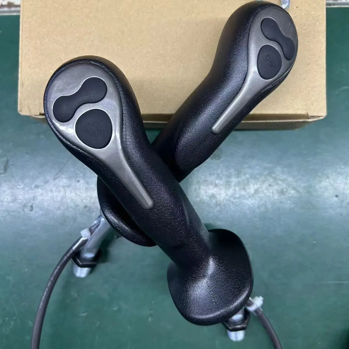 Аксессуары для экскаватора Hyundai R60-9 150-9 210-9 225-9 250-9 300-9VS, Ручка джойстика, резиновые аксессуары высокого качества
Аксессуары для экскаватора Hyundai R60-9 150-9 210-9 225-9 250-9 300-9VS, Ручка джойстика, резиновые аксессуары высокого качества