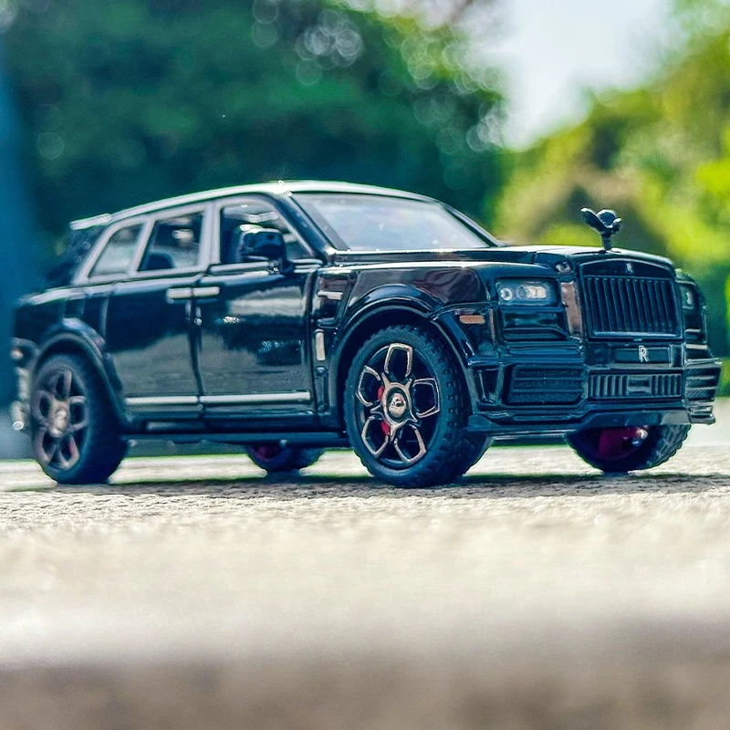 1:36 Rolls-Royce Cullinan, высокая имитация литья под давлением, модель автомобиля из металлического сплава, звук, свет, откатная коллекция, детские игрушки, подарки
1:36 Rolls-Royce Cullinan, высокая имитация литья под давлением, модель автомобиля из металлического сплава, звук, свет, откатная коллекция, детские игрушки, подарки