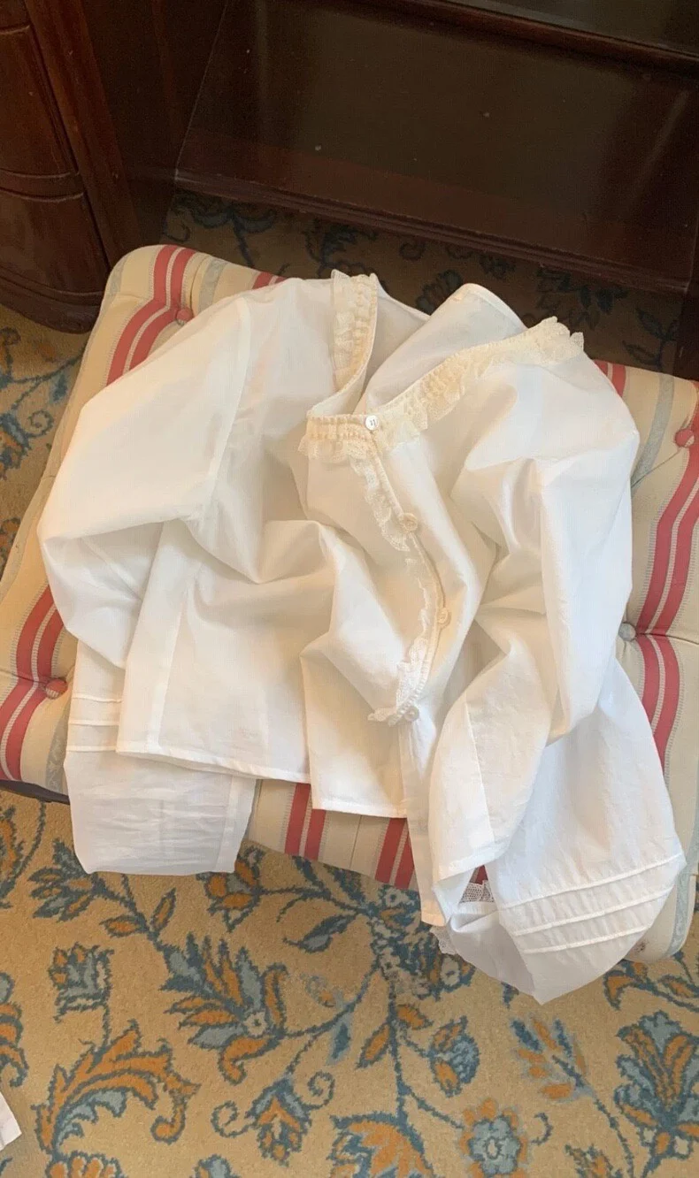Sweet Pure White Ruffle Collar Shirt Women's Spring Fashion Casual Cotton Long Sleeve V-neck Tannat Gentle Morning Commute Style
Sweet Pure White Ruffle Collar Shirt Women's Spring Fashion Casual Cotton Long Sleeve V-neck Tannat Gentle Morning Commute Style