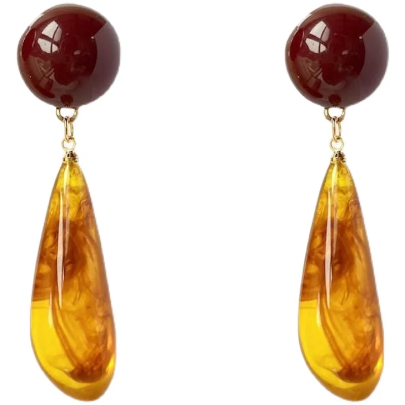 Retro Hong Kong style amber resin earrings, water droplets, long smudged earrings, no ear clips.
Retro Hong Kong style amber resin earrings, water droplets, long smudged earrings, no ear clips.