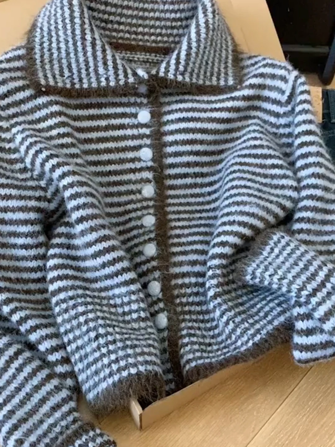 Мягкий уютный вязаный открытый кардиган, женский полосатый цветной свитер больших размеров с маленьким воротником, джет, корейский осенний костюм
Мягкий уютный вязаный открытый кардиган, женский полосатый цветной свитер больших размеров с маленьким воротником, джет, корейский осенний костюм