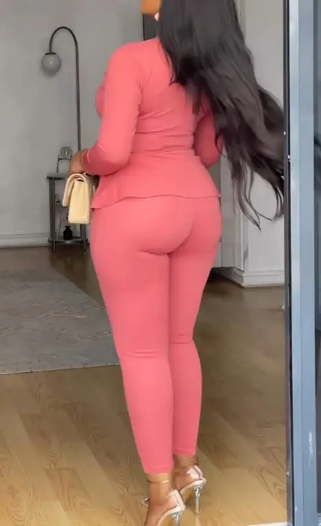 Комплект женских брюк, новинка 2025, осень/зима, новый женский модный повседневный однотонный комплект брюк с v-образным вырезом на талии и эластичной резинкой с длинными рукавами
Комплект женских брюк, новинка 2025, осень/зима, новый женский модный повседневный однотонный комплект брюк с v-образным вырезом на талии и эластичной резинкой с длинными рукавами