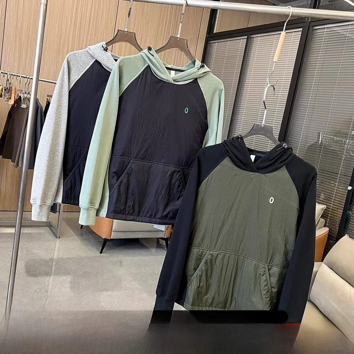 Hong Kong Trendy Lightweight Hoodie Shoulder Sleeve Design Unisex Cotton Fleece Loose Couple Splicing Top Women's Style
Hong Kong Trendy Lightweight Hoodie Shoulder Sleeve Design Unisex Cotton Fleece Loose Couple Splicing Top Women's Style