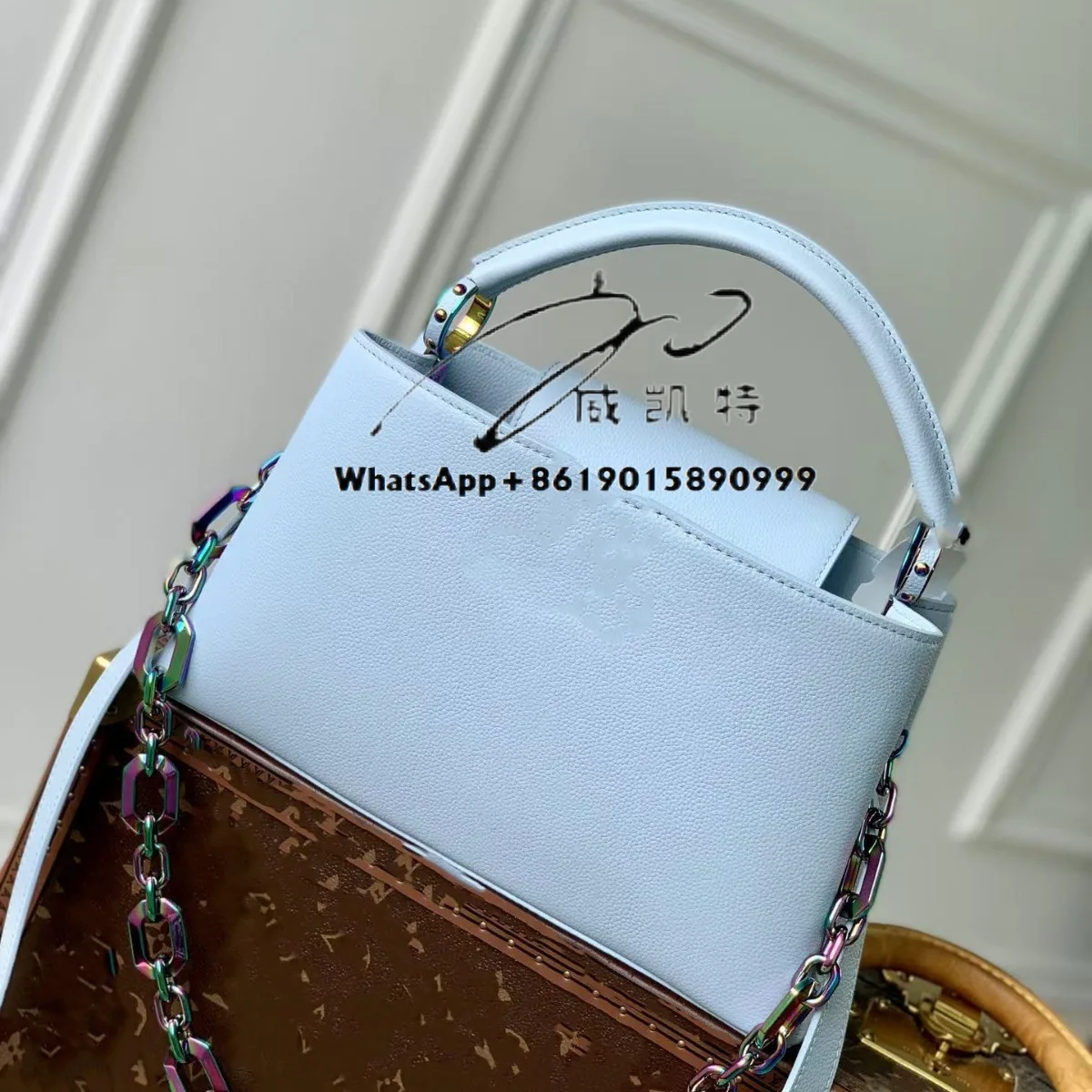 New cross-oblique shoulder bag, genuine leather, European and American retro underarm handbag.
New cross-oblique shoulder bag, genuine leather, European and American retro underarm handbag.