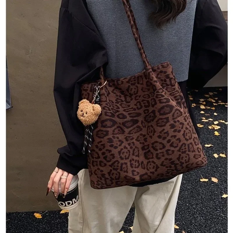 Chic Simple Designer Diaper Bag For Women Crossbody Messenger Bag Luxury Leather Tote Large Capacity Textured Letter Logo
Chic Simple Designer Diaper Bag For Women Crossbody Messenger Bag Luxury Leather Tote Large Capacity Textured Letter Logo