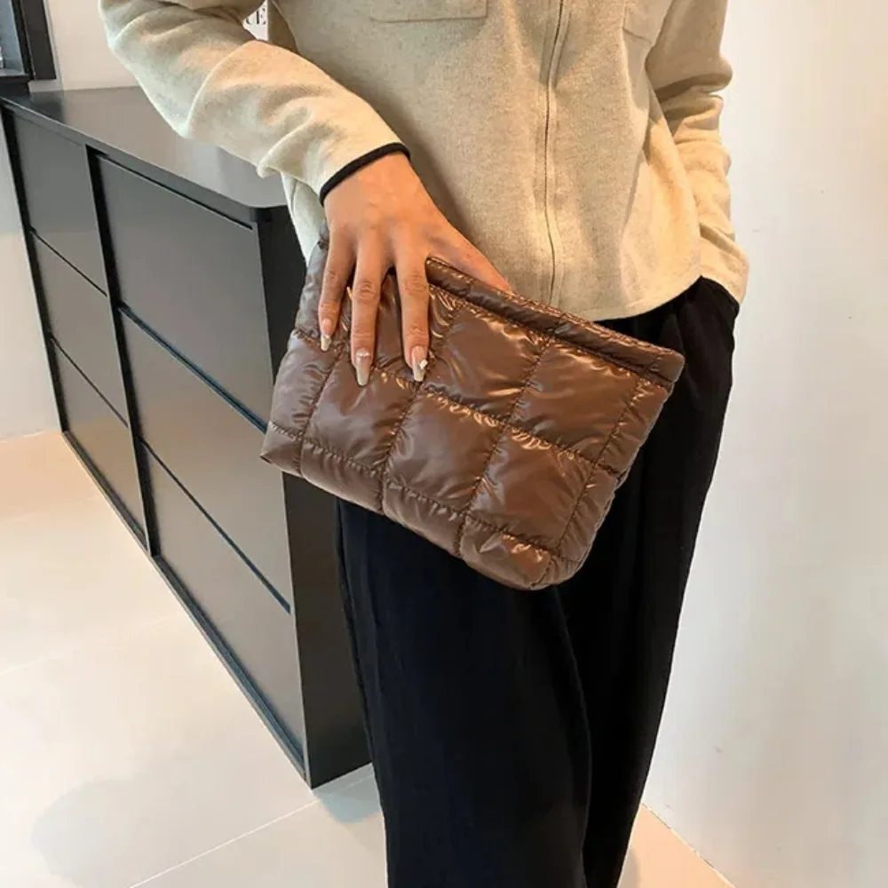 Cotton Filled Puffer Pouch PU Leather Large Capacity Puffer Padded Makeup Bag Waterproof Korean Style Thick Plaid Clutch Bag
Cotton Filled Puffer Pouch PU Leather Large Capacity Puffer Padded Makeup Bag Waterproof Korean Style Thick Plaid Clutch Bag