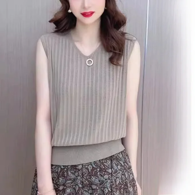 plus Size Women's Korean Style V-Neck Loose Sleeveless Ice Silk Vest Spring Summer Outerwear Slimming Inner Wear Base Tank Top
plus Size Women's Korean Style V-Neck Loose Sleeveless Ice Silk Vest Spring Summer Outerwear Slimming Inner Wear Base Tank Top