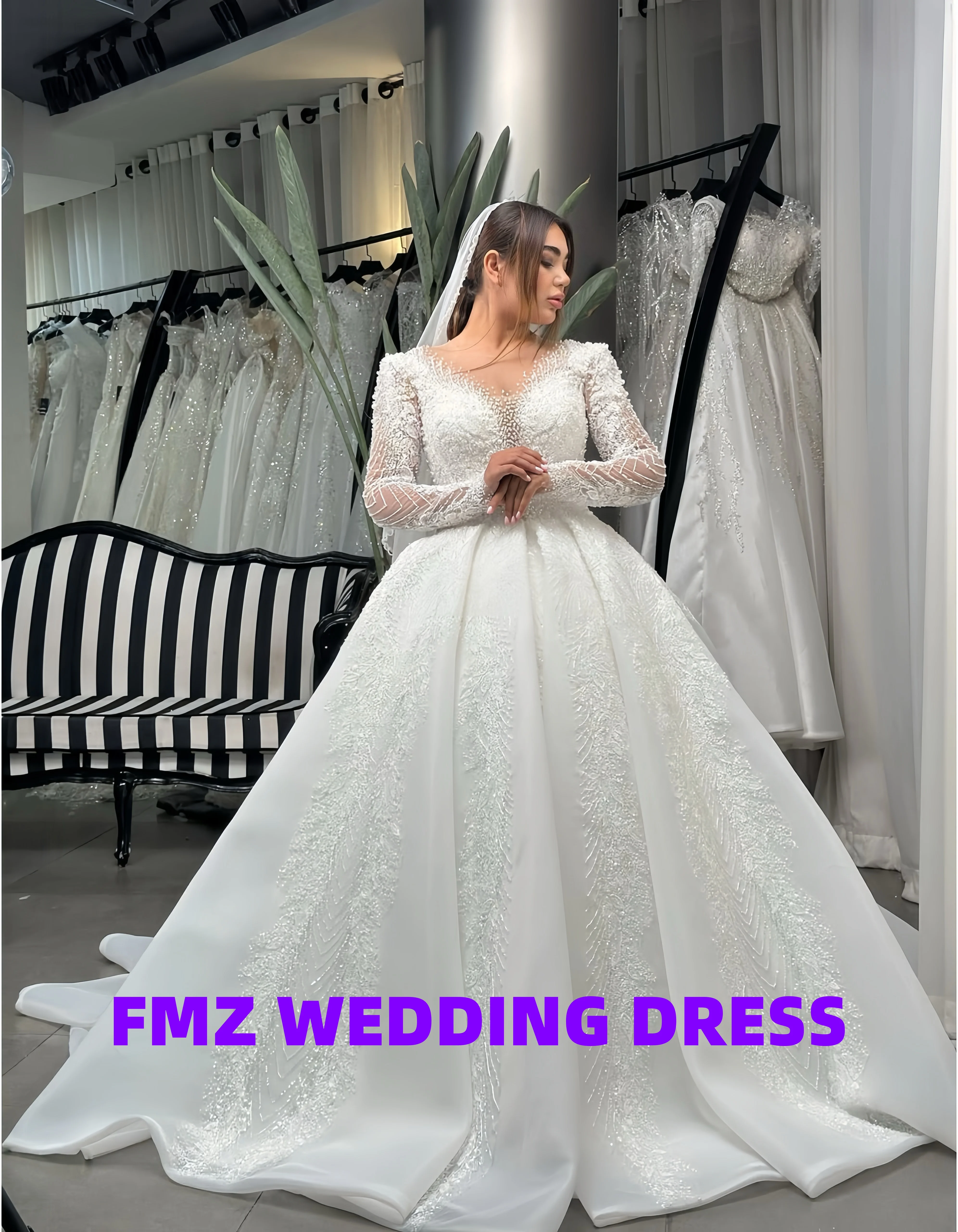 Customized V-neck long-sleeved Ball Gown beaded luxury wedding dress vestidos de novia robe de mariee
Customized V-neck long-sleeved Ball Gown beaded luxury wedding dress vestidos de novia robe de mariee