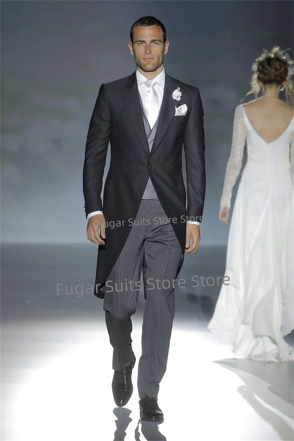 Business Office Gray Long Wedding Suit For Men Slim Fit Peak Lapel Groom Tuxedos 3 Pieces Sets Casual Male Blazer Costume Homme
Business Office Gray Long Wedding Suit For Men Slim Fit Peak Lapel Groom Tuxedos 3 Pieces Sets Casual Male Blazer Costume Homme