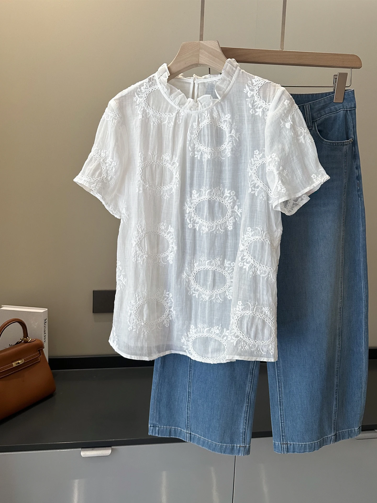 Elegant Age-Defying Linen Embroidered Shirt with Wood Grain Collar for Women Summer Short Sleeve Design Loose Fit Top
Elegant Age-Defying Linen Embroidered Shirt with Wood Grain Collar for Women Summer Short Sleeve Design Loose Fit Top