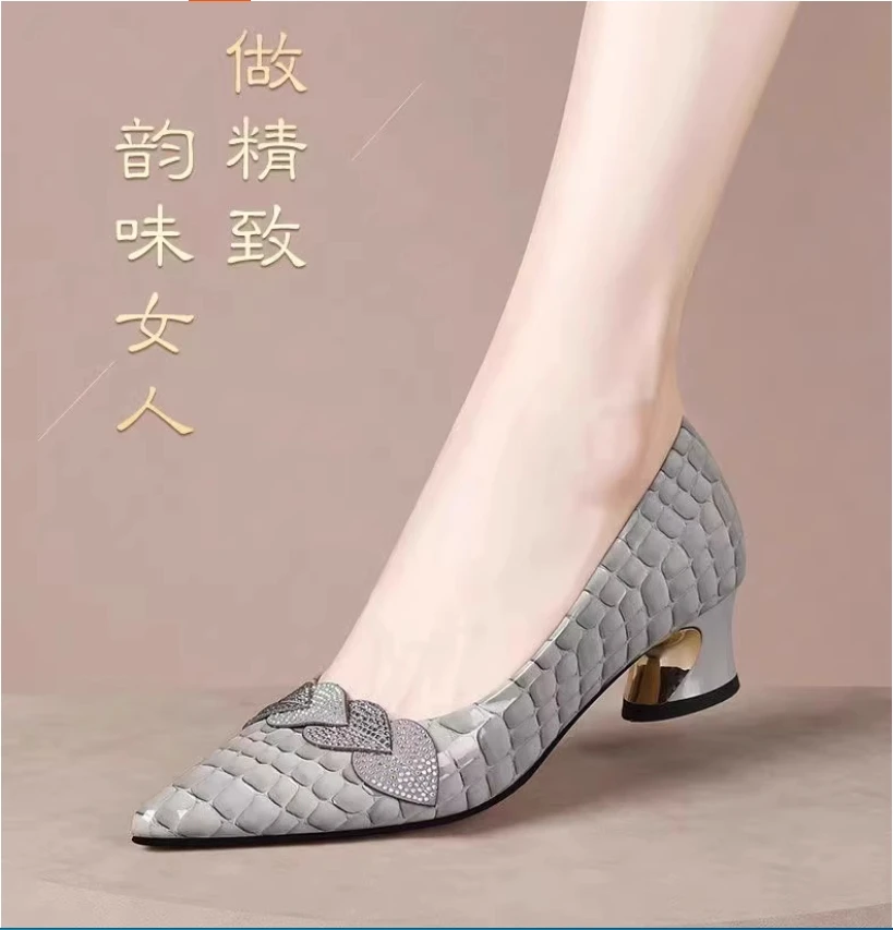 Новые кожаные женские туфли на высоком каблуке со стразами, удобная мягкая подошва, летняя мода, элегантная темпераментная обувь
Новые кожаные женские туфли на высоком каблуке со стразами, удобная мягкая подошва, летняя мода, элегантная темпераментная обувь