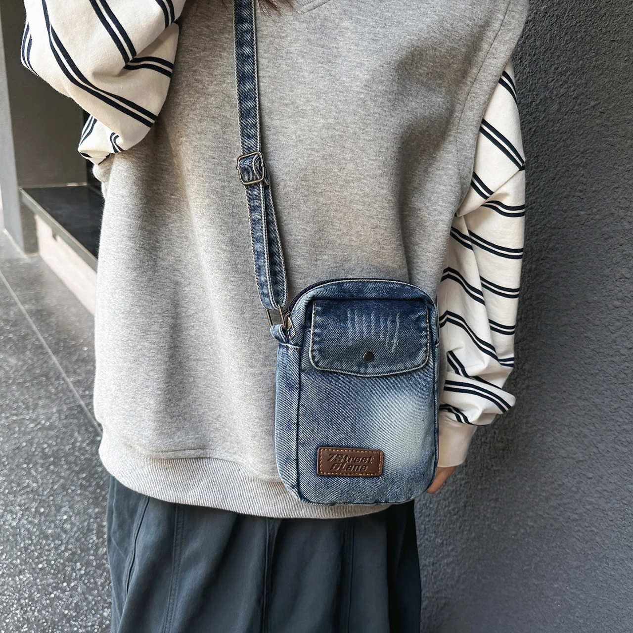 Women's Vintage Denim Mini Crossbody Pouch Adjustable Strap Small Casual Daytime Sling Bag with Snap Front Pocket
Women's Vintage Denim Mini Crossbody Pouch Adjustable Strap Small Casual Daytime Sling Bag with Snap Front Pocket