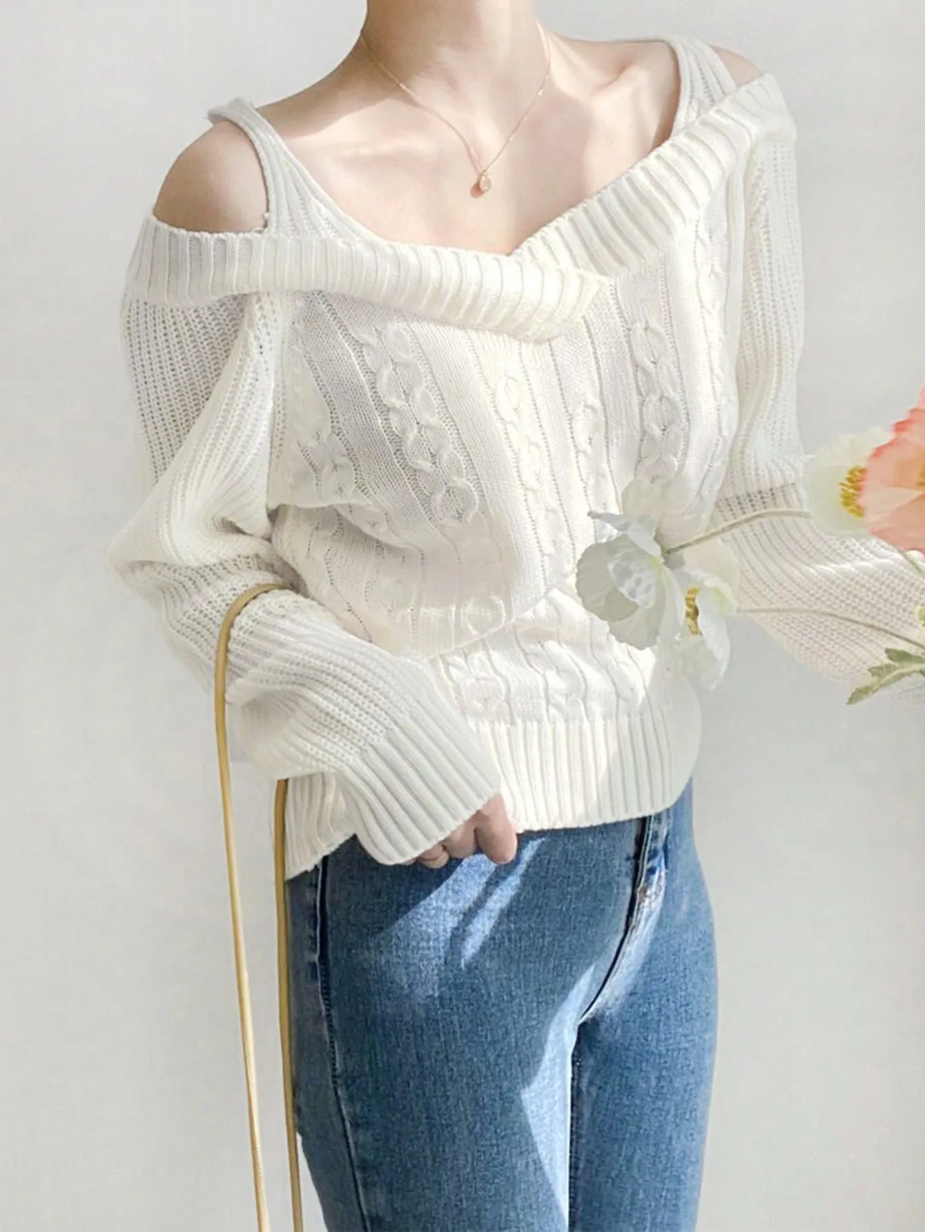 Korean Chic Autum Design Niche Fake Two-Piece Collarbone-Exposing V Neck Knitwear Knitwear
Korean Chic Autum Design Niche Fake Two-Piece Collarbone-Exposing V Neck Knitwear Knitwear