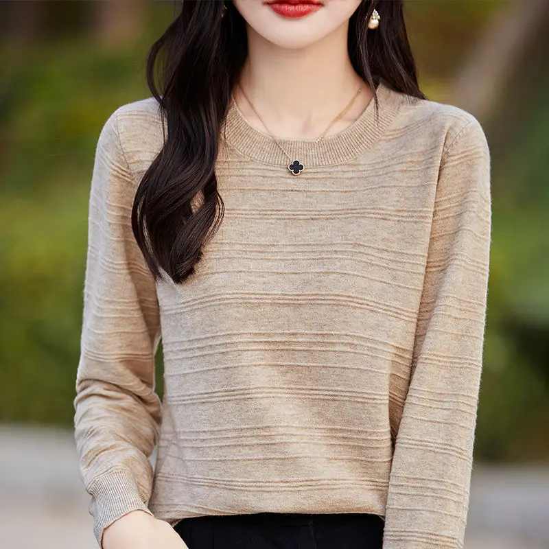 New Autumn and Winter Women's Cardigan Round Neck Loose Pullover Thickened Knitted Base Shirt Fashionable Versatile Top
New Autumn and Winter Women's Cardigan Round Neck Loose Pullover Thickened Knitted Base Shirt Fashionable Versatile Top