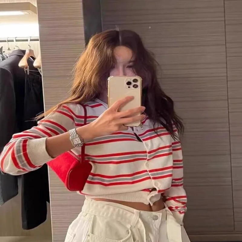 Новый женский кардиган в корейском стиле, вязаный, весенний, модный, с цветными блоками, короткий, в полоску, винтажный, молодежный, универсальный, приталенный свитер
Новый женский кардиган в корейском стиле, вязаный, весенний, модный, с цветными блоками, короткий, в полоску, винтажный, молодежный, универсальный, приталенный свитер