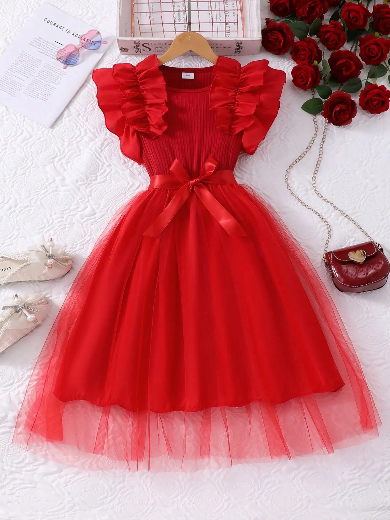 Красное платье для девочек с рюшами на рукавах, ребристым лифом, юбкой из тюля и атласным поясом с бантом
Красное платье для девочек с рюшами на рукавах, ребристым лифом, юбкой из тюля и атласным поясом с бантом