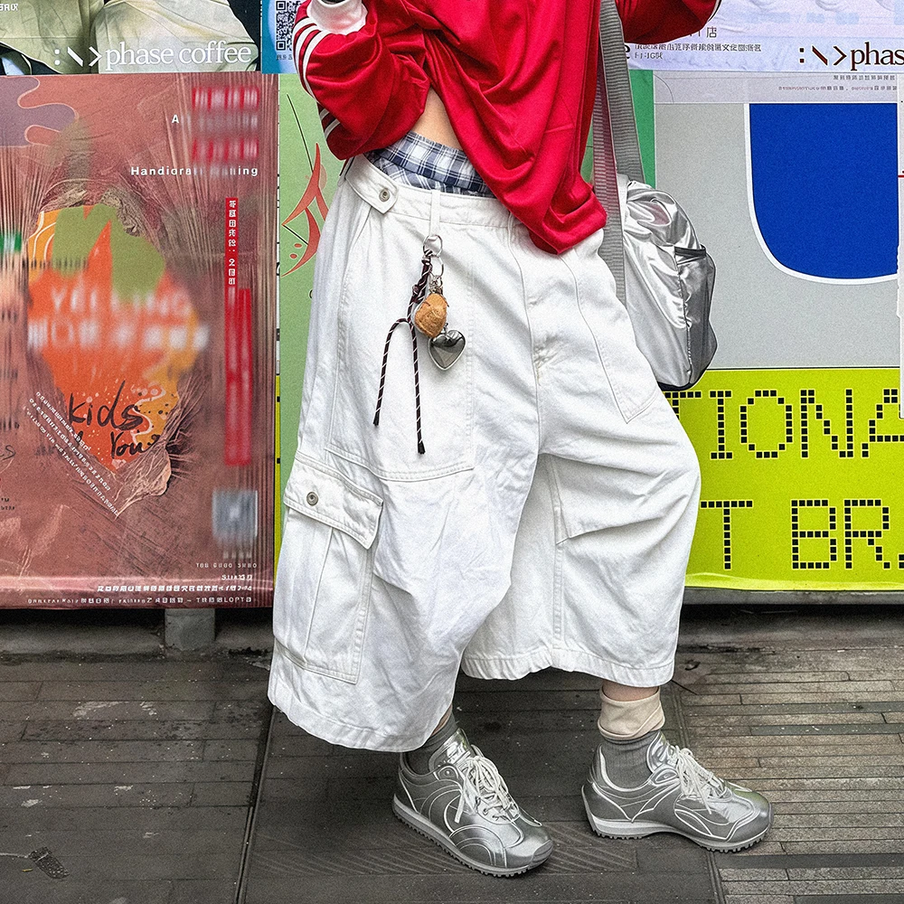 Шорты-бермуды женские белые джинсовые с большими карманами, повседневные, широкие, с плиссировкой, регулируемой талией, свободные, в стиле хип-хоп, винтаж, стритвир
Шорты-бермуды женские белые джинсовые с большими карманами, повседневные, широкие, с плиссировкой, регулируемой талией, свободные, в стиле хип-хоп, винтаж, стритвир