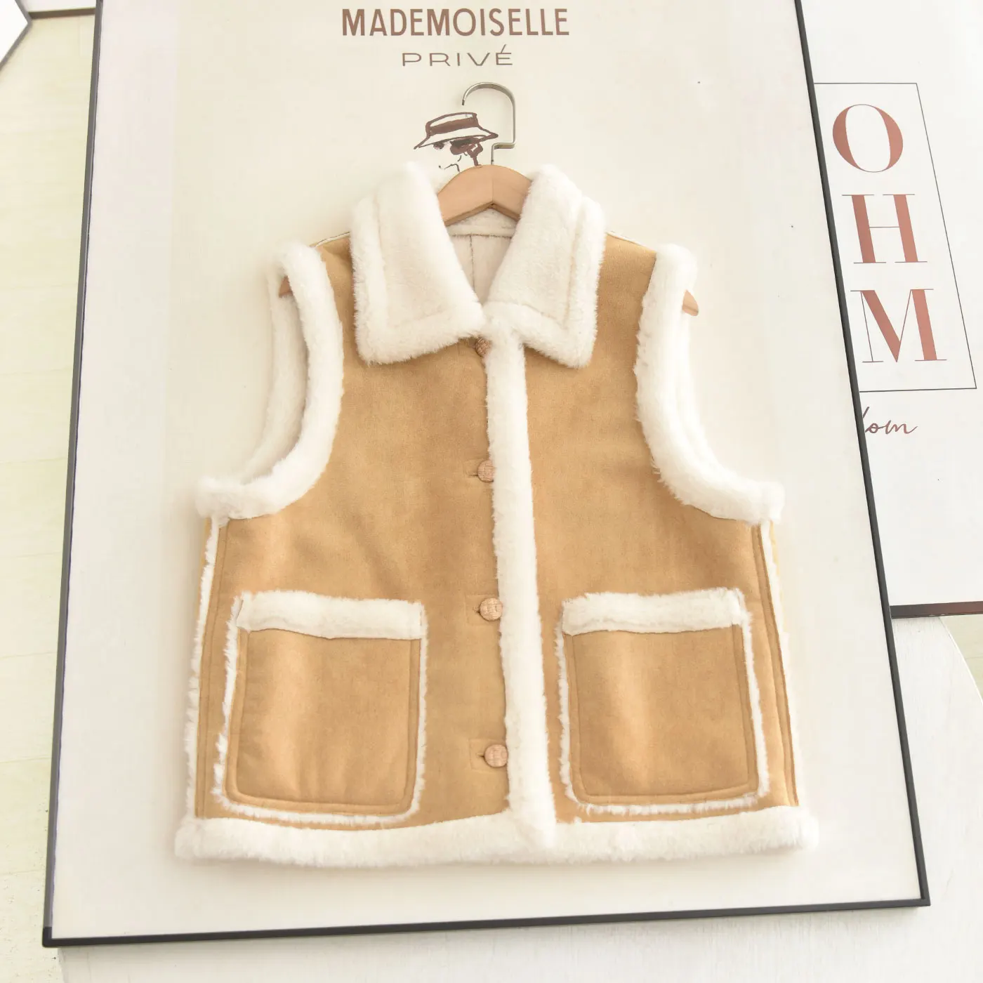 Lang 2025 Autumn Winter New Sle Thiened Lamb Fur Vest Inteated Leather And Fur Collar Regular Length Single Button...
Lang 2025 Autumn Winter New Sle Thiened Lamb Fur Vest Inteated Leather And Fur Collar Regular Length Single Button...