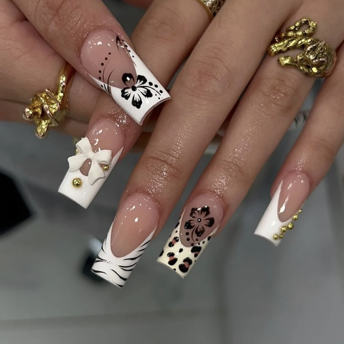 Wear medium rectangular zebra pattern French flower bow steel ball removable fake nail manicure piece
Wear medium rectangular zebra pattern French flower bow steel ball removable fake nail manicure piece
